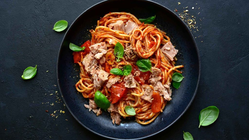 Spaghetti with tuna and red sauce